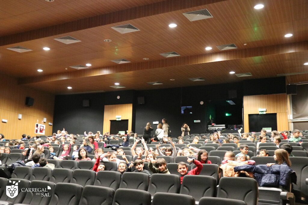 Sessão de cinema e guloseimas Câmara Municipal ofereceu prendinha aos alunos do ensino pré-escola...