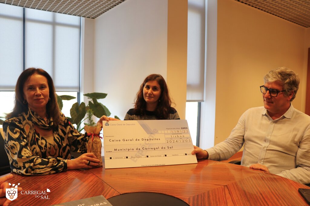 Câmara Municipal recebe cheque simbólico  de donativos de colaboradores da CGD