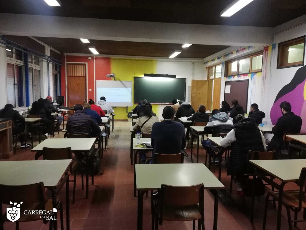 24 migrantes estrangeiros aprendem português 