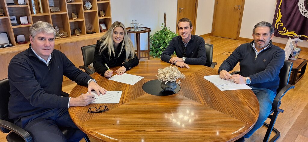 Assinados os Autos de Consignação Requalificação da estrada de Vila Meã Pavimentação da Rua das C...