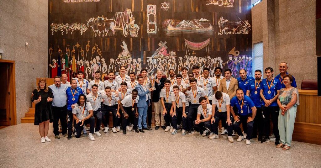 Executivo Municipal recebe Clube de Futebol de Carregal do Sal  no Salão Nobre Aristides de Sousa...